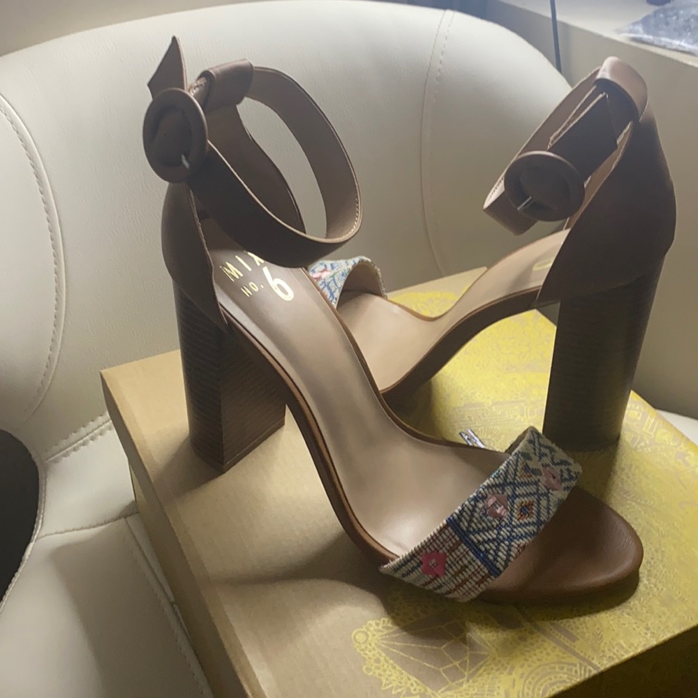 Super cute chunky heeled sandal